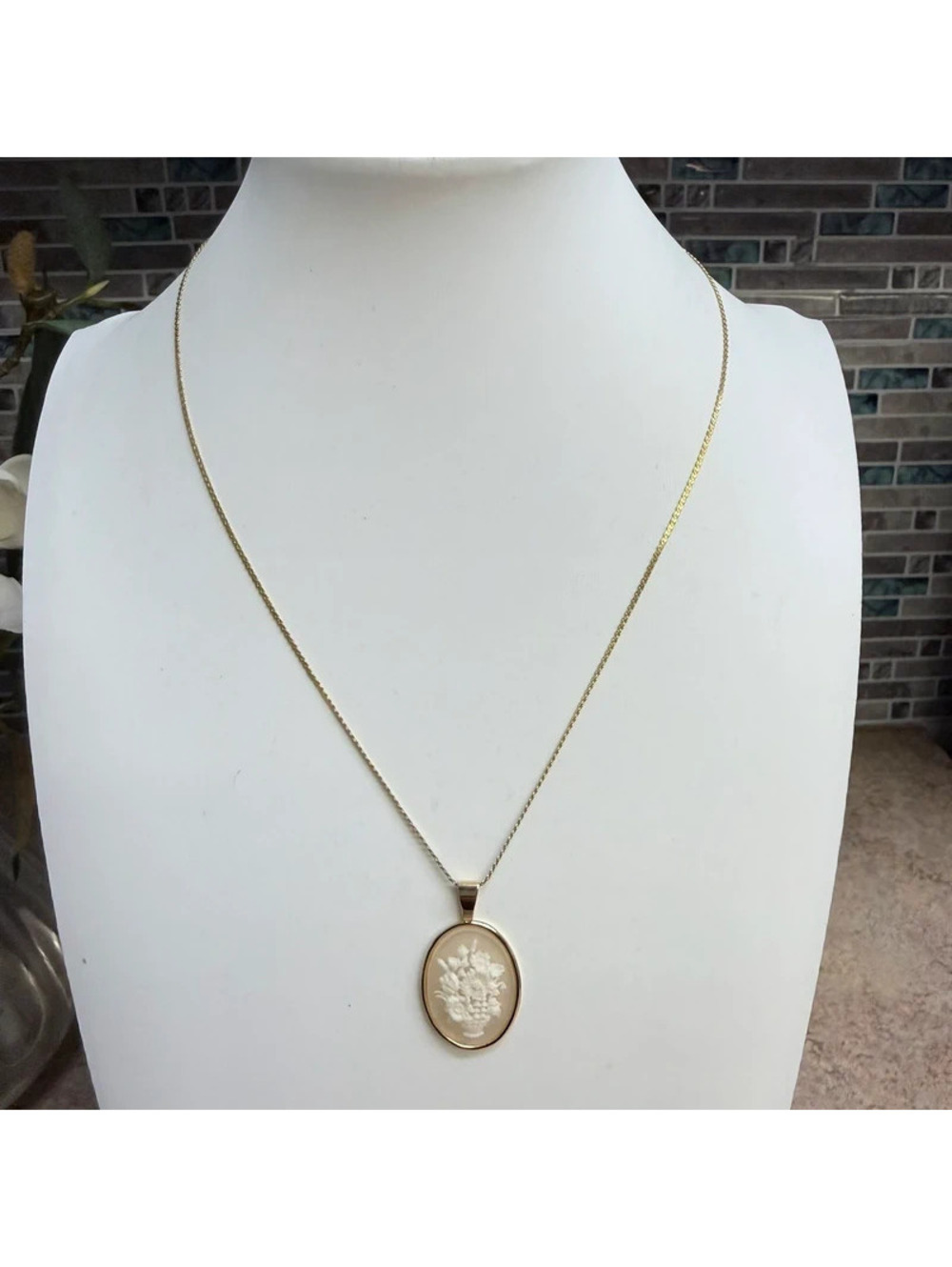 Vintage Floral Cameo Pendant Necklace Gold Tone Flower Basket Bouquet Oval